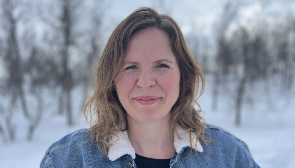 Kristin Jonassen Nordby blir Khronos nye journalist, stasjonert i Brussel fra 1.august 2024. Kvinne med brunt løst halvlangt hår i olajakke og nakne trær og snø i bakgrunnen.