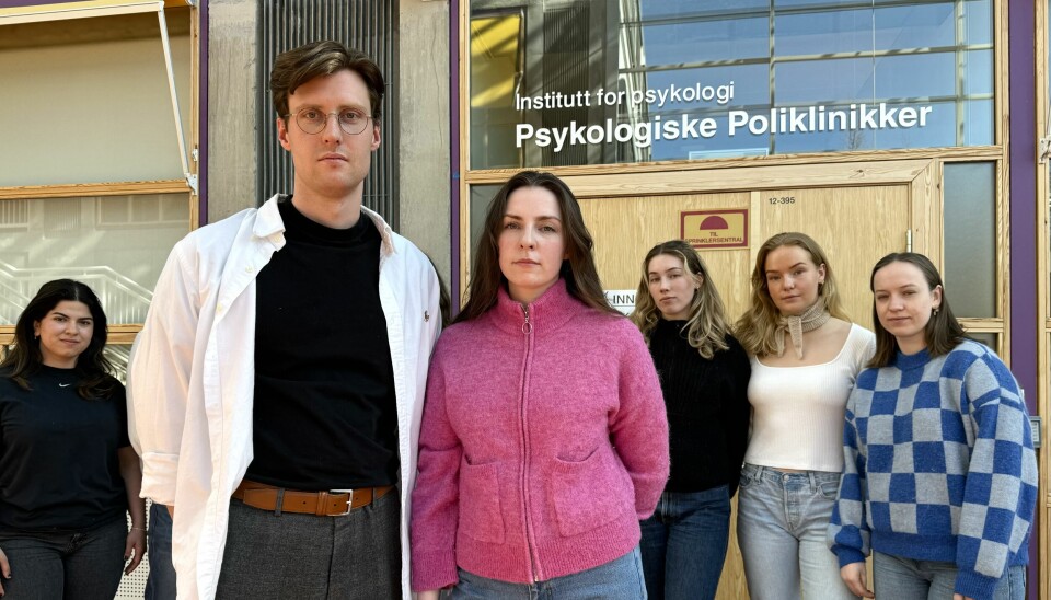 Psykologistudenter foran inngangsdøra til Institutt for psykologi.