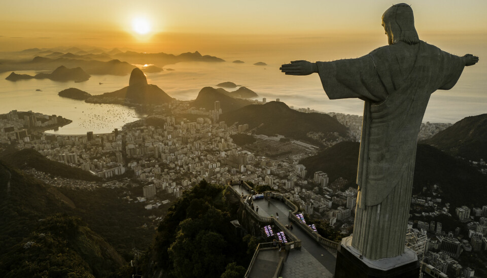 Rio de Janeiro med Jesus-statuen i forgrunnen