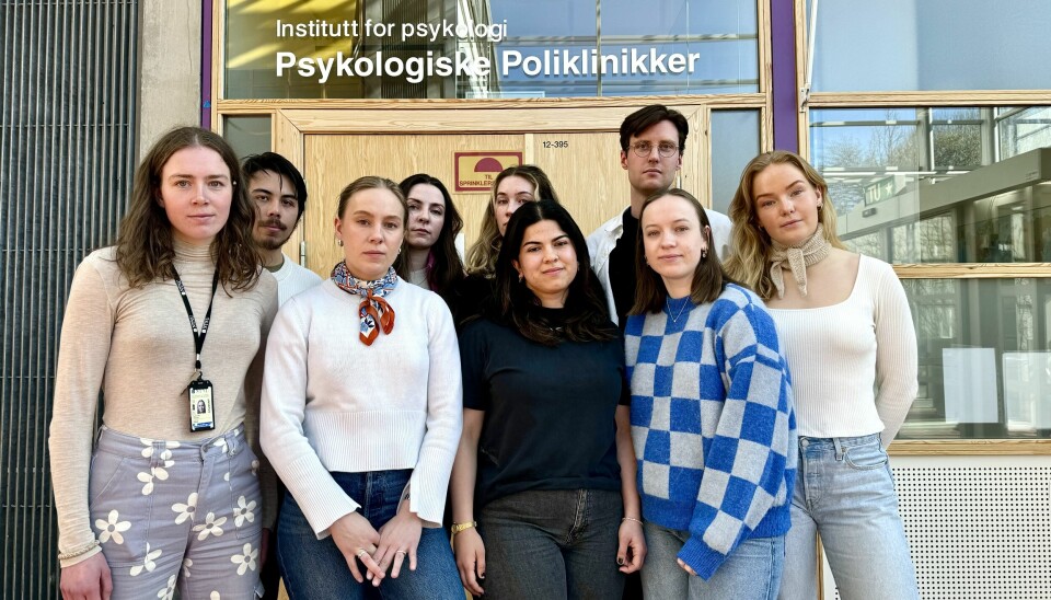Psykologistudenter foran inngangen til Institutt for psykologi.