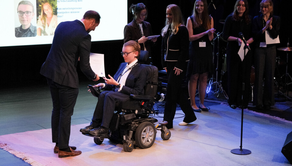 Kronprins Haakon deler ut priser til vinnerne av Konkurransen unge forskere i Oslo 26. april 2024.