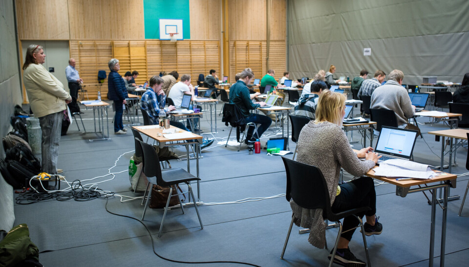 Studenter ved UiO får tilbud om ny eksamen etter at feil eksamenssett ledet til forsinkelser.
