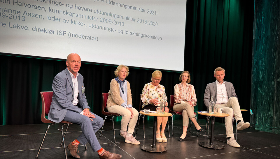 I panelet på årskonferansen til Forskningsinstituttenes fellesarena, fra venstre Kyrre Lekve, Marianne Aasen, Kristin Halvorsen, Iselin Nybør og Ola Borten Moe.