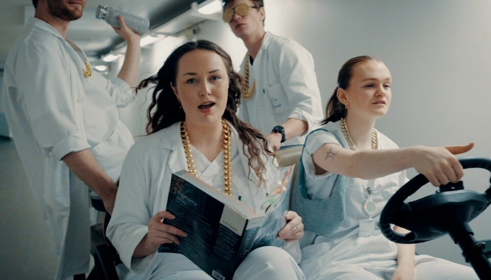 Avgangsstudenter i medisin på UiB tar et oppgjør med helsevesenets utfordringer i ny musikkvideo