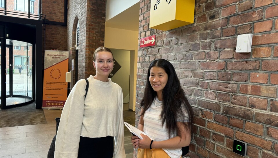 Studentene Helle Myrvold (t.v.) og Jenny Fenghua Arntsen ved OsloMet