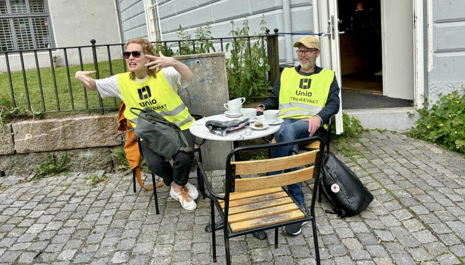 Professor Julie Riise og professor Arild Aakvik, Institutt for økonomi, UiB. Streikevakt ved SV-fakultetet/kafe Blom