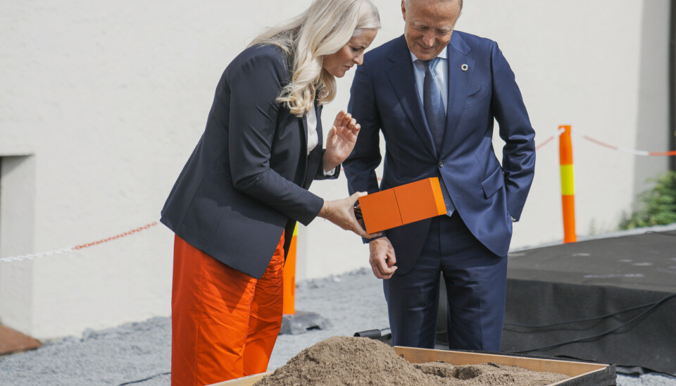 Kronprinsesse Mette-Marit og administrerende direktør i Statsbygg Harald Nicolaisen la ned grunnsteinen til det nye Vikingtidsmuseet på Bygdøy. Kostnadsrammen for det nye bygget er på bær fire milliarder kroner.