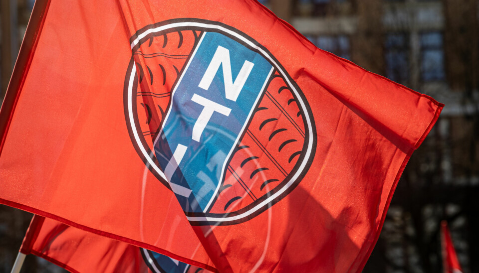 Røde flagg med NTL-logo