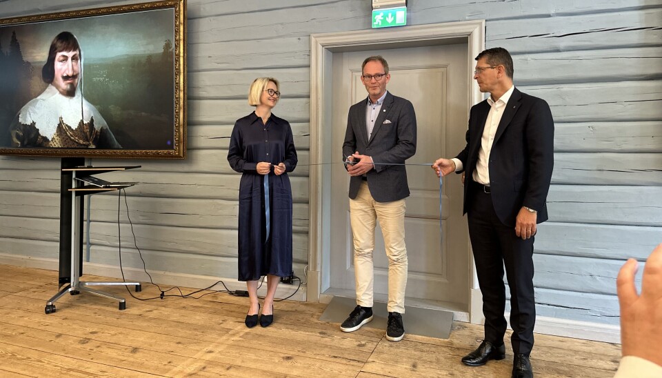 Snoren klippes av forsknings- og høyere utdanningsminister Oddmund Hoel.
