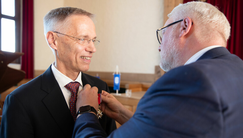 Statsforvalter Frank Jenssen (t.h.) overrekker Ridder av 1. klasse av den Kongelige Norske St. Olavs Orden til professor Helge Holden.