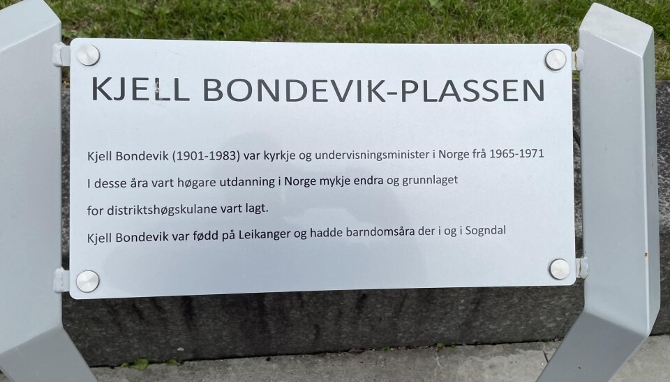 Finn minst åtte feil! Dette skiltet har Høgskulen på Vestlandet sett opp utanfor campus i Sogndal for å ære tidlegare statsråd Kjell Bondevik.