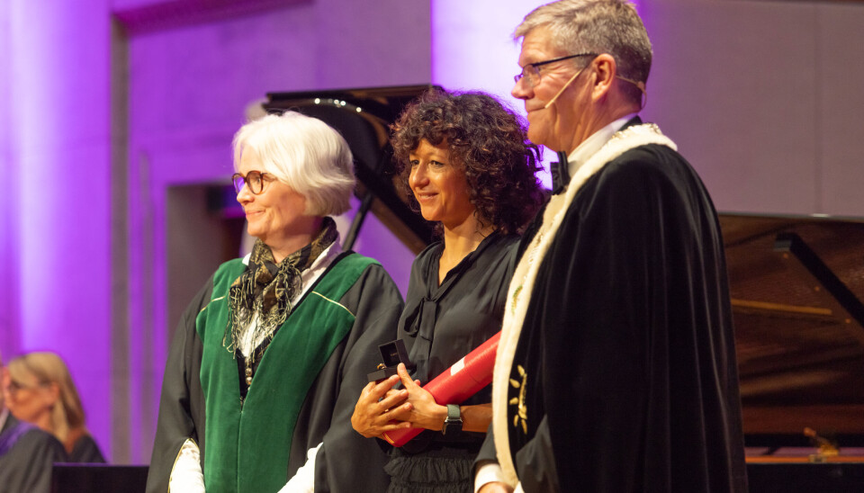Nobelprisvinner i kjemi i 2020, Emmanuelle Charpentier (i midten), ble utnevnt til æresdoktor av rektor Svein Stølen og dekan Solveig Kristensen ved Det matematisk-naturvitenskapelige fakultet. Rektor Svein Stølen og Emmanuelle Charpentier på podiet i Universitetets Aula