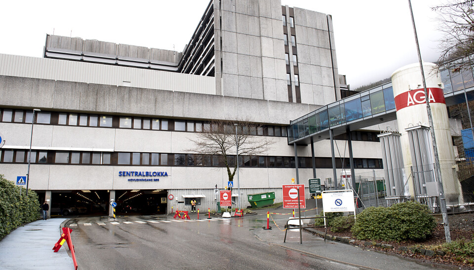 Haukeland universitetssjukehus har fleire tilsette patologar. I Bergen hadde ein lenge Gades institutt, oppkalla etter dr.med. Fredrik Georg Gade, som gav pengar til opprettinga. Gades institutt finst ikkje lenger, men rettsmedisin ligg framleis ved universitetetet - fram til nyttår.