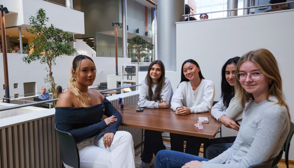 BI-studentene Julia Nguyen (til v.) og Lejla Klyajic (nummer to fra venstre) sier at fadderuken er alfa og omega for å finne folk å samskrive oppgaver med.