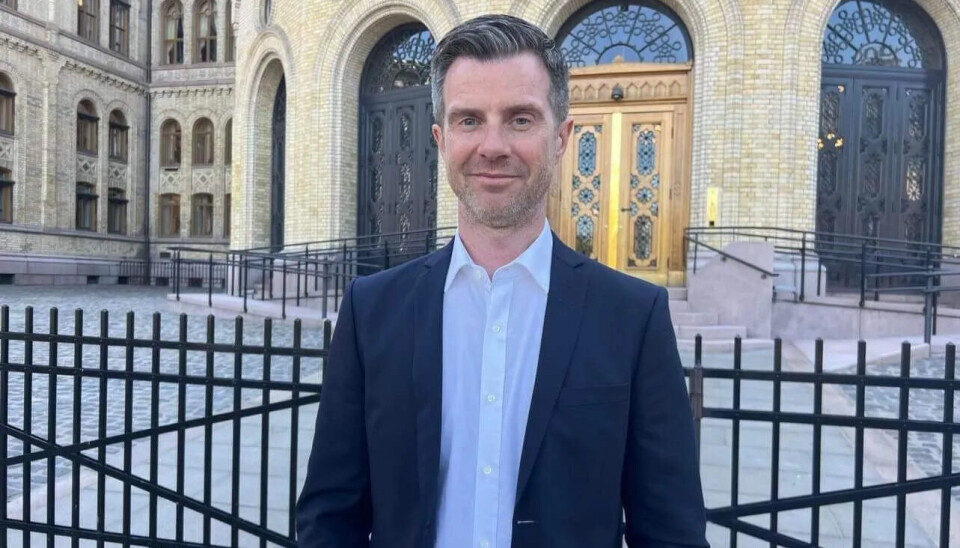 Mandag legges statsbudsjettet frem i Stortinget. Da forventer Fredrik Haugen i Unio at studentenes økonomi styrkes. Portrett av Fredrik Haugen foran Stortingets fasade.