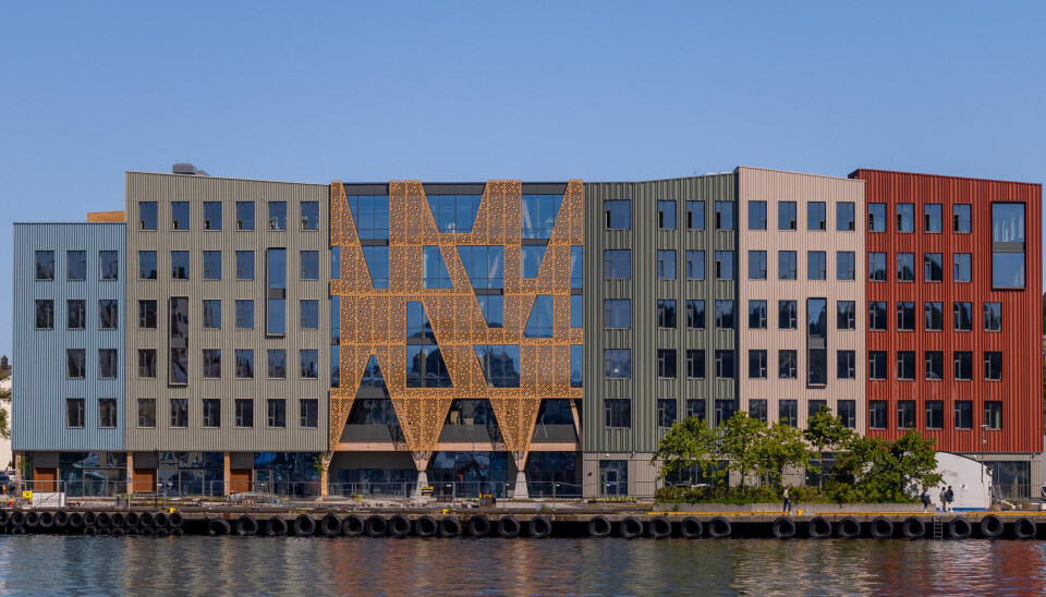 Styret avholder denne gangen styremøtet hos Campus Kristiansund. Campus Kristiansund er en rekke med fargerike bygninger med vann foran