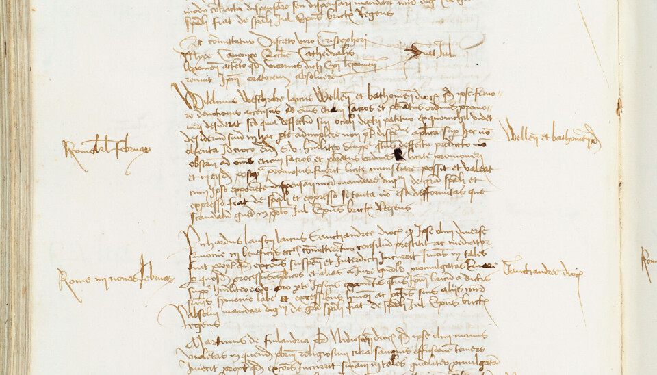 Slik kan et dokument fra pønitentiariearkivet se ut. Dette er fra Nidaros stift: Nidrosiensis diocesis. — Man må kunne latin for å forstå dokumentene. Det tok meg ett før jeg kunne lese og forstå dem skikkelig, sier Kirsi Salonen. Et dokument fra pønitentiariearkiv med tett skrift skrevet på latin.