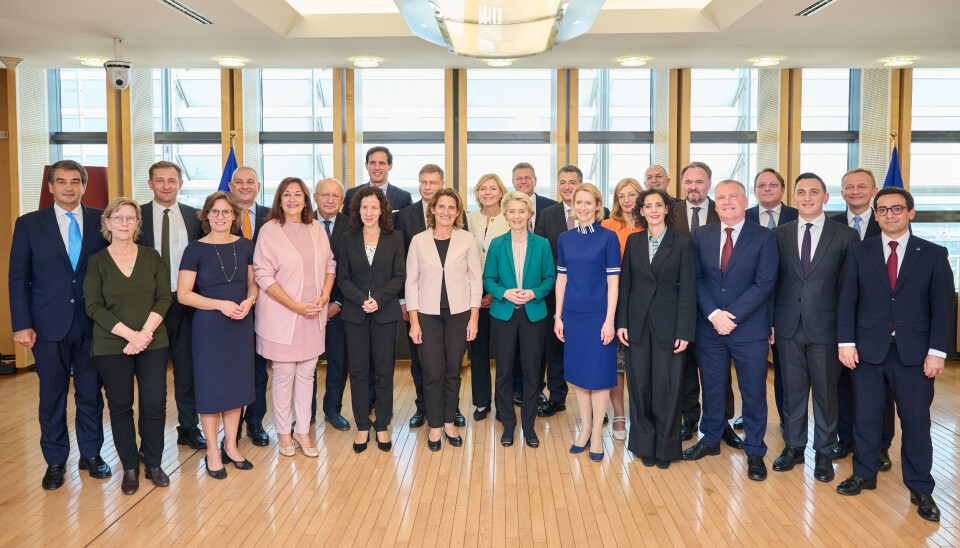 Alle de 26 nye kommissærene ble godkjent. Her står de sammen med EU-president Ursula von der Leyen (som står som nummer seks fra høyre fremste rad) Gruppebilde av Ursula von der Leyens nye kommissærer.