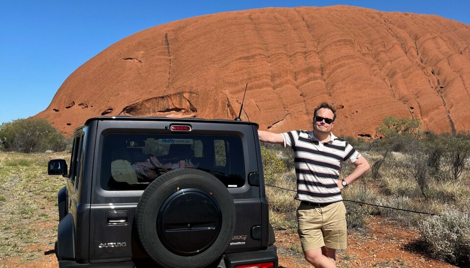Her står Jonas Stein foran den verdenskjente fjellformasjonen Uluru, også kjent som Ayers Rock eller bare The Rock, som ligger i Nordterritoriet i det sentrale Australia.
