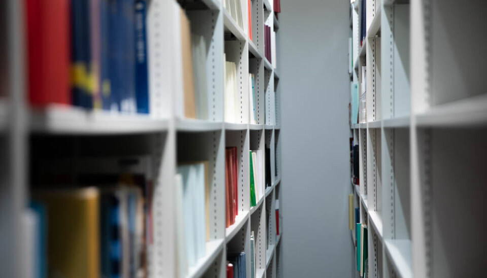Bekymring for funksjonalitet og økonomi i nytt nasjonalt vitenarkiv kommer fra flere kanter. It-leder kaller det sløsing med offentlige midler, mens universiteter og høgskoler gir gult lys for om løsningen vil fungere ved planlagt lansering. bokhyller stappfulle med bøker