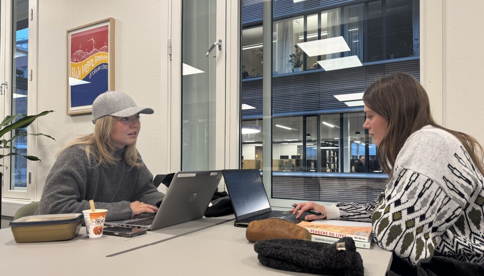 Det ringte noen bjeller om plagiat og politikere da Khrono spurte studenter om de har hørt om tekstlikhet. Til venstre Merita Lilleeng Grande, sammen med Inga Olivia Skaland Collett, begge studenter ved OsloMet.