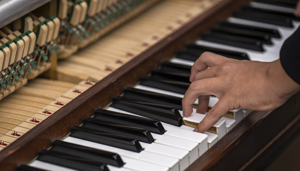 Det gir kanskje ikke den samme akutte julestemning som bjeller og kokosnøtter, men det er unektelig noe med tangenter og jul, enten det er utrydningstruet kirkeorgelmusikk, et halvstemt piano innerst i en stue eller grufulle 70-talls el-orgeltoner på juleradioen. Nærbilde av en hånd som spiller på et piano.
