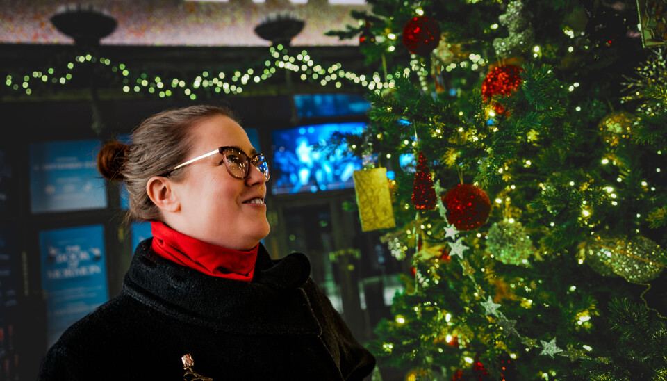 Kjersti Barsok, NTL, gler seg til jul og ser ut til å ha funne julestemninga framfor juletreet Kjersti Barsok, NTL, gler seg til jul og ser ut til å ha funne julestemninga framfor juletreet