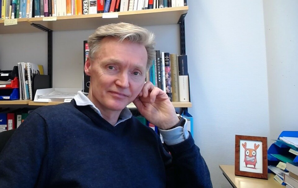 Anders Ulstein er universitetslektor ved NTNU i Ålesund, leder for det nasjonale sekretariatet for forkurs til ingeniørutdanningene og bekymret. Anders Ulstein avbildet sittende ved kontorpulten sin.