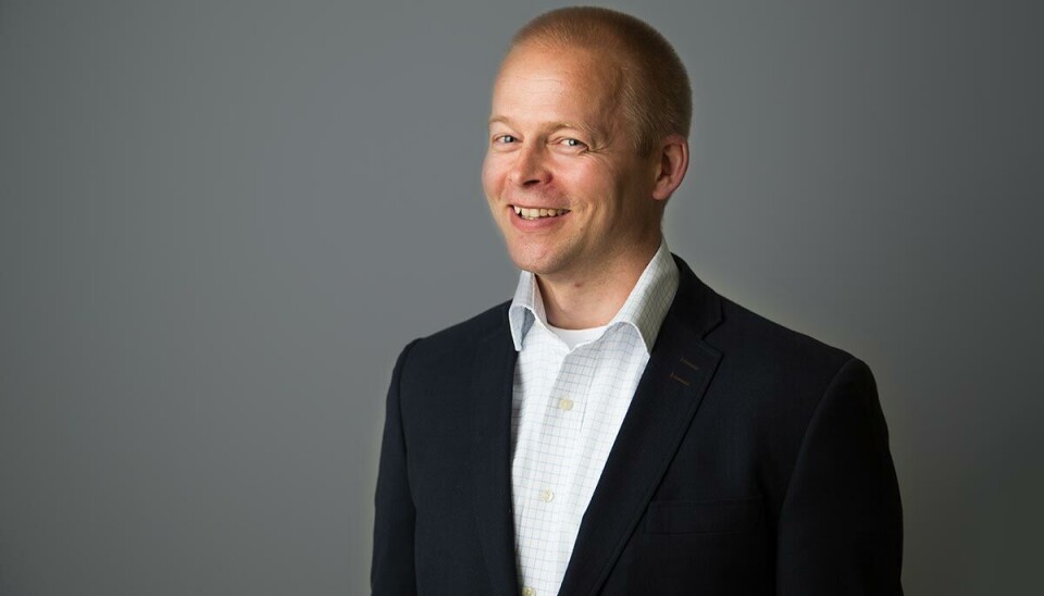 En «like» i sosiale medier gir respons i løpet av få minutter. I spill får umiddelbart beskjed om hva du gjorde feil, slik at du kan prøve igjen. I skolen derimot kan det gå flere uker før du får en karakter eller kommentar, skriver forfatteren. — Da kan motivasjonen svikte. Portrett av Karl Philip Lund