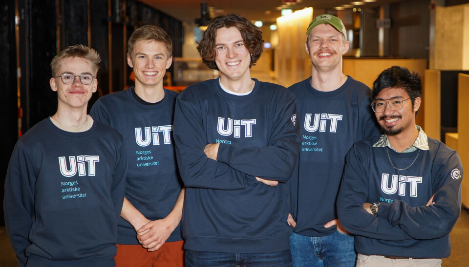 Helsefagstudentene Marius Sollid, Stian Fedreheim, Asbjørn Tjølsen, Niri Slinning og Clyde Arong er rollemodeller i pilotprosjektet «Gutter til helsefag» ved UiT Norges arktiske universitet. Fem smilende studenter i blå gensere som det står UiT på.