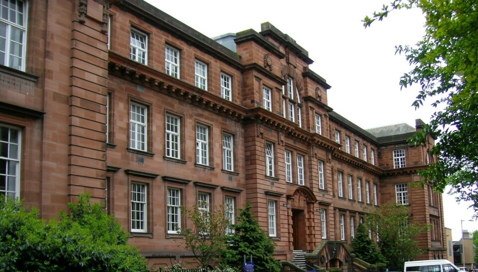 Dundee universitetet i Skottland må dekke sitt enorme underskudd. Fagforeningen ved universitetet mener de ansatte nå må betale for ledelsens feil. En vakker musteinsbygning