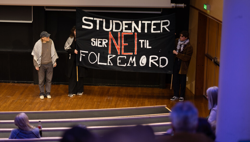 Studentene beveget seg rolig inn i auditoriet og opp på scenen. Der ble de stående til debatten nærmet seg slutten.