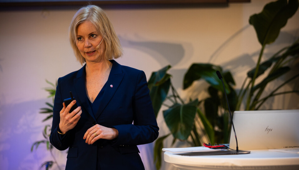 Statsråd Sigrun Aasland meiner Noreg er på linje med EU i satsinga på rekruttering av internasjonale forskarar. Kvinne som snakker og gestikulerer