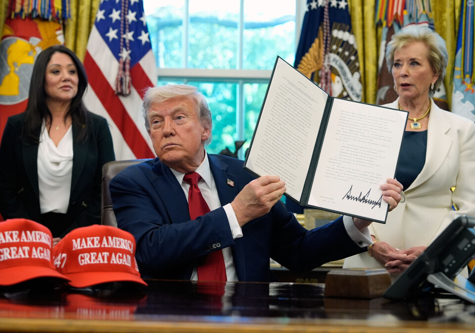 President Donald Trump signerte nye presidentordrar onsdag, som ledd i å endre og ta styringa over høgare utdanning i USA. Til høgre står utdanningsminister Linda McMahon.