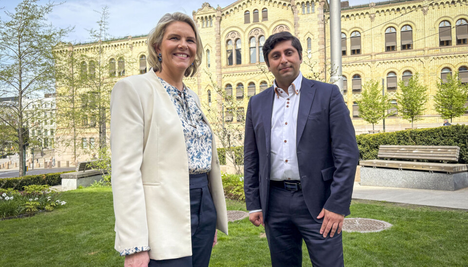 Frp-leder Sylvi Listhaug og utdanningspolitisk talsperson Himanshu Gulati utenfor Stortinget i forkant av Frps landsmøte til helgen.