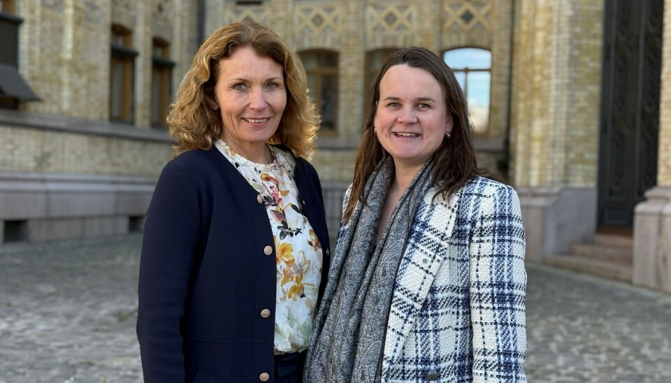 Vil ha europeiske studiepoeng: Kjerstin W. Funderud (til høyere) og Marit K. Strand sitter i utdannings- og forskningskomiteen i Stortinget for Senterpartiet. Portrett av to politikere foran stortingsbygningen