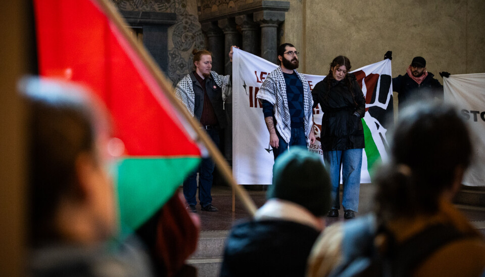 Ahmed Alamleh og Shams Jabari talte for de oppmøtte under en Palestina-demonstrasjon ved NTNU mandag. Bare timer tidligere hadde de blitt båret ut av bygningen av politiet etter at de nektet å forlate rektors kontor. Ahmed Alamleh og Shams Jabari står foran de oppmøtte under demonstrasjonen.