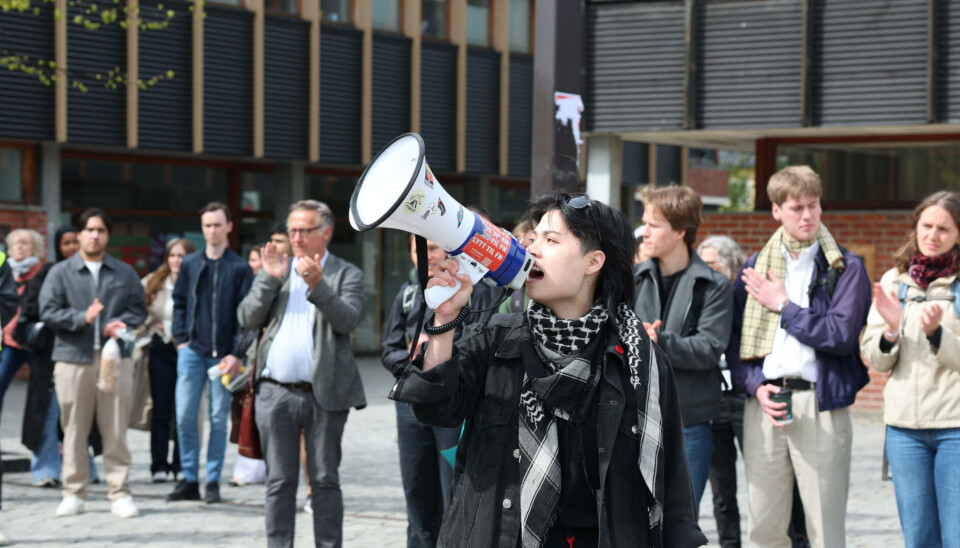 Demonstrasjon på Frederikkeplassen på Universitetet i Oslo. — Jeg er her i dag for å kreve en akademisk boikott av Israel nå, på grunn av det de gjør i Gaza, sier Cinta Hondsmerk, student ved OsloMet, til Khrono. Hun ledet an i flere slagord, blant annet «We will not stop, we will not rest, until UiO divests». Demonstranter med ropert