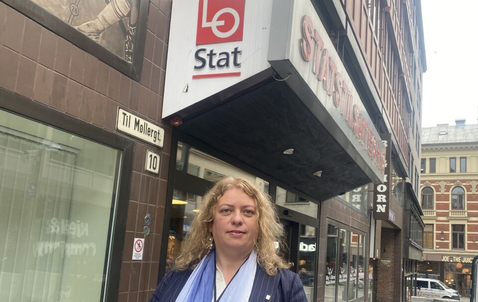 Elisabeth Steen,. leder i LO Stat og forhandlingsleder i meklingen. Kvinne foran inngangsparti med teksten LO Stat