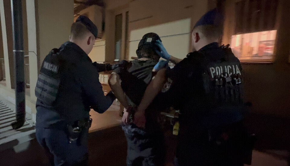Bildet viser polsk politi med den 22 år gamle studenten som angrep og drepte en kvinne med øks i forrige uke.