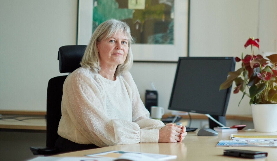Hamar-ordfører Vigdis Stensby forventer at Universitetet i Innlandet fortsetter å gi tilbake til næringslivet i regionen. Kvinne sittende ved skrivebordet sitt.