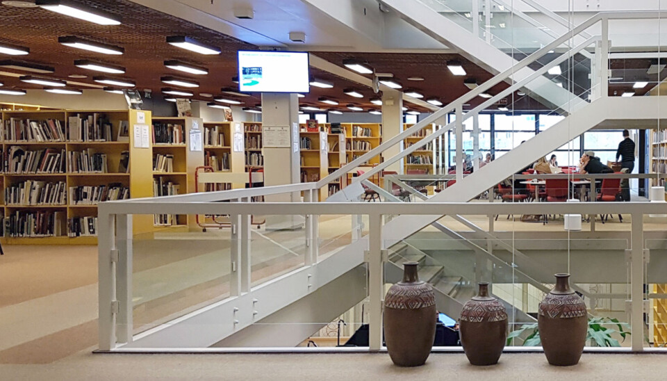 Flere ganger i 2024 måtte Universitetsbiblioteket UiT håndtere en utagerende person. Bilde av Universitetsbiblioteket ved UIT Norges arktiske universitet. I forkant kunst.