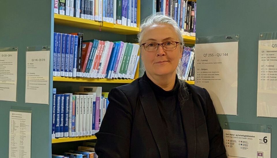 Studentene blir også engstelige, påpeker bibliotekdirektør Johanne Raade ved UiT Norges arktiske universitet. Kvinne foran bokhyller