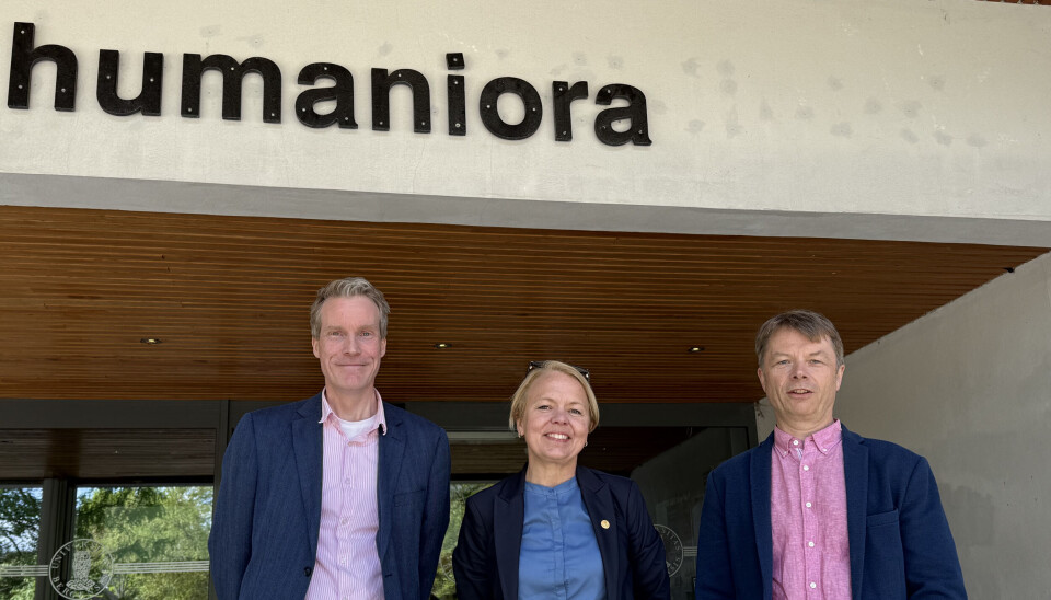 Me kan gjerne ta bilete ved humanioraskiltet, seier Camilla Brautaset. Her står ho utanfor Bibliotek for humaniora saman med Eivind Heldaas Seland og Heming Helland Gujord.