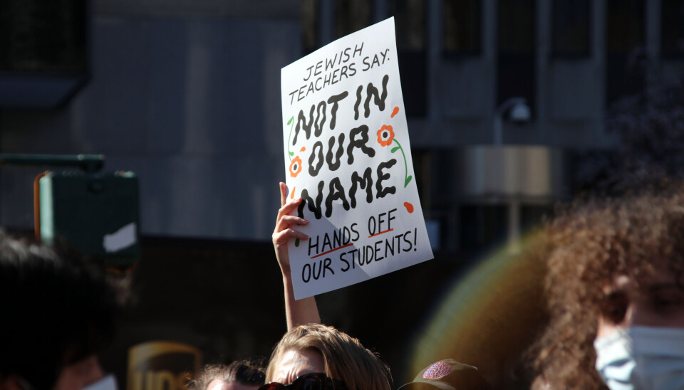 Jødiske universitetsansatte demonstrerer mot Trump-administrasjonen i New York 17. april. Plakat i folkemasse