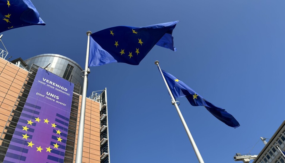 150 forskningsprosjekt får støtte. Ingen av dem er norske. Flagg foran EU-kommisjonen