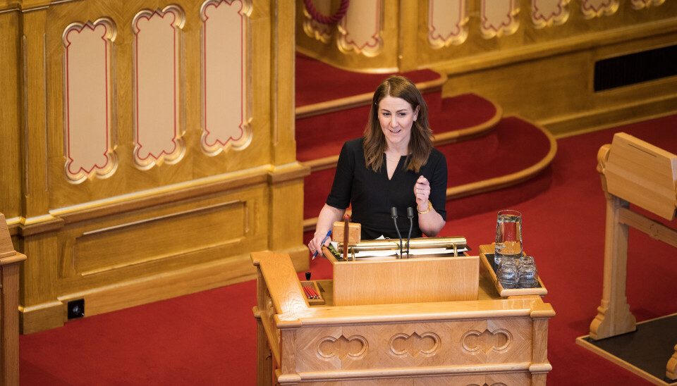 Regjeringen, ved statsråd Tonje Brenna, la tidligere i år frem et forslag til heving av aldersgrensen i staten. Onsdag ble den vedtatt. Bildet er tatt i en tidligere anledning. Kunnskapsminister Tonje Brenna (A) besvarer spørsmål i muntlig spørretime. Foto: Peter Mydske/Stortinget
