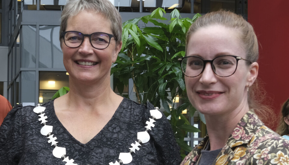 Rektor Hanne Solheim Hansen og dekan Rose Martin ved Nord universitet smiler etter å ha fått en million kroner som skal øremerkes rekruttering til barnehagelærerutdanning.