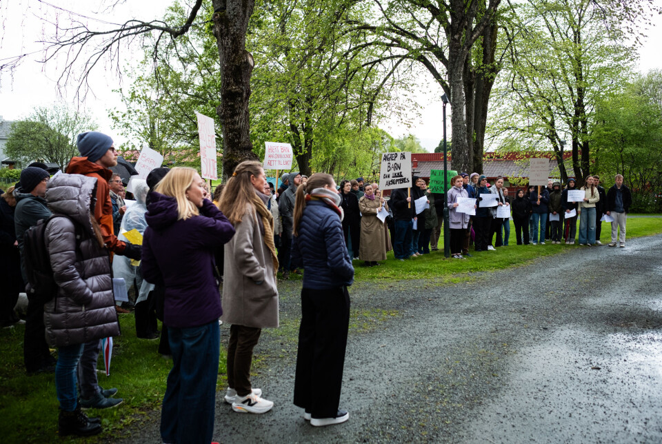 Alle ansatte ble oppfordret til å legge ned arbeidet i en time onsdag. Overfor Khrono anslo rektoren at alle ansatte som var på campus onsdag deltok i demonstrasjonen. Demonstrasjon for barn på Gaza ved DMMH 250521