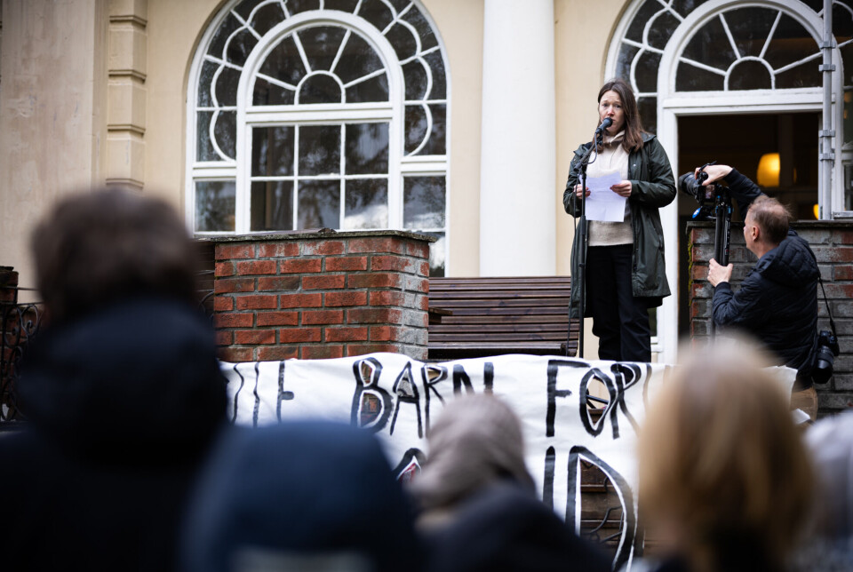 Høgskolelektor Johanne Rimul holdt appell for de oppmøtte onsdag. Demonstrasjon for barn på Gaza ved DMMH 250521